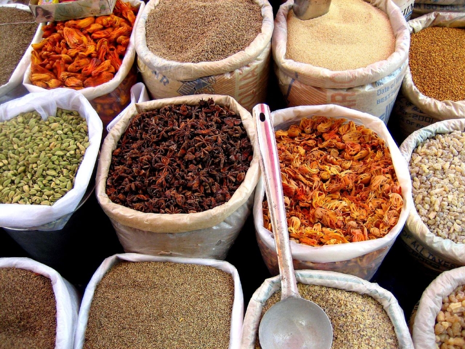 인도로부터의 향신료 무역은 프톨레마이오스 왕조와 로마 제국의 관심을 끌었다.https://en.wikipedia.org/wiki/Spice_trade