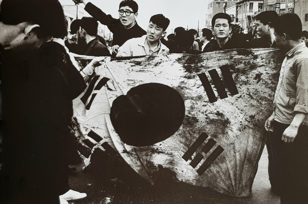 ▲ 4·19 혁명 당시. 시위대는 태극기를 사수했다. 사진출처=한국일보 DB