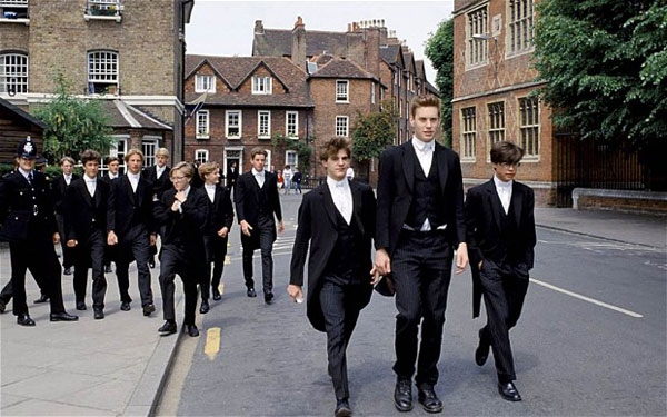 ▲ 영국 엘리트 양성소인 사립학교의 학생들. 사진출처=Daily Telegraph