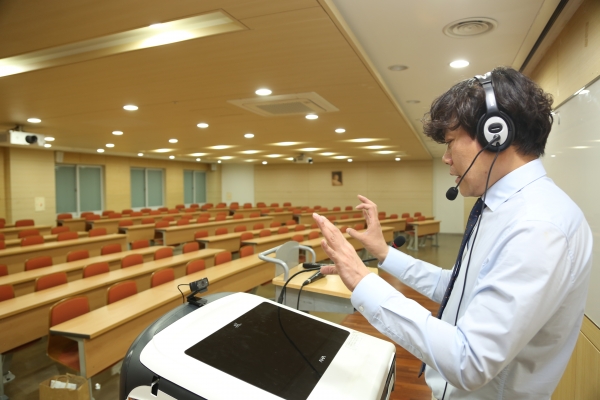 동국대학교 빈 강의실에서 원격강의를 진행하는 김현석 전자전기공학부 교수