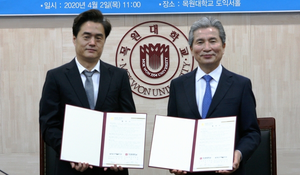 협약을 체결한 권혁대 총장(오른쪽)과 홍성호 삼성스마일안과 대표원장(왼쪽)