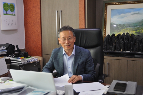 김진환 학지사 대표가 학지사 비전과 출판계 당면 과제에 대해 설명하고 있다.