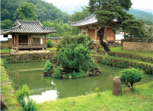 경남 밀양 무기연당, 연못 가운데 섬이 현재 한국에서 가장 보전이 잘된 석가산.
