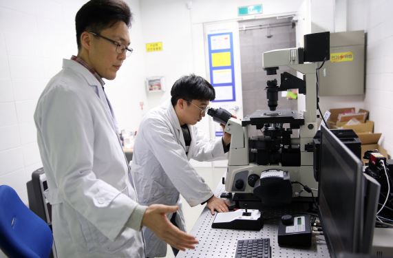 화학과 하지원 교수 연구팀이 광학현미경을 이용하여 단일 플라즈모닉 금나노입자의 광특성을 분석하는 모습.