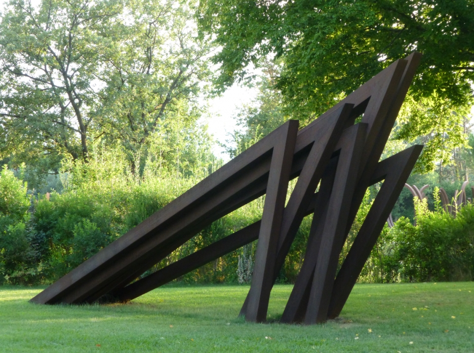 베르나르 브네, 「7개의 불확정 앵글」, 2014, 코르텐 스틸, 290X595X111cm. 사진=갤러리 508