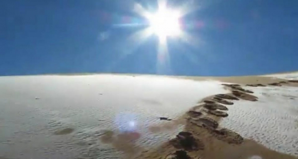 13일(현지시간) 북아프리카 알제리 아인 세프라 지역 사하라 사막에 눈이 쌓여있다.[사진작가 카림 부셰타타 페이스북 캡처. 연합뉴스]