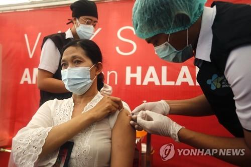 중국 시노백사 코로나19 백신 맞는 인니 보건종사자[연합뉴스 AP]