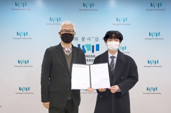 김선욱 학사부총장(왼쪽)과 김채수 총학생회장이 최종 합의문에 서명했다.