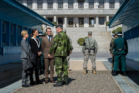 2015년 한국 방문 당시 판문점을 찾아 중립국감독위원회 스웨덴 군인의 설명을 듣고 있는 스웨덴의 빅토리아 왕세녀(왼쪽에서 두 번째 검은 옷) 부부.