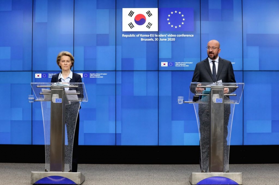 지난해 6월 벨기에 브뤼셀 EU본부에서 한-EU 정상 화상회의에 참석 중인 우슐라 폰데어라이엔 유럽연합 집행위원장(왼쪽)과 샤를 미셸 유럽평의회 의장. 사진=신화통신/연합