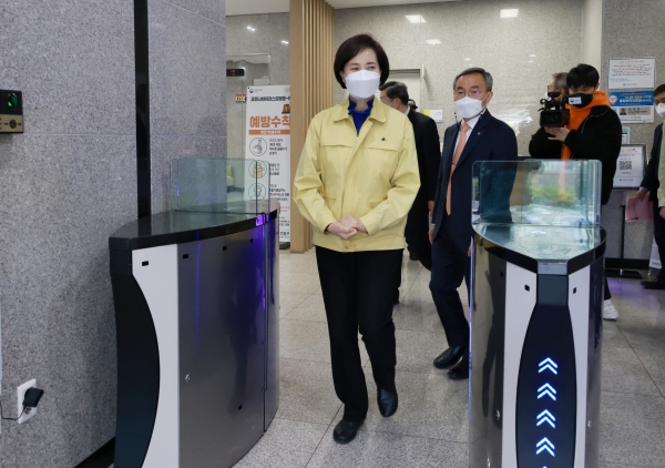 윤은혜 총리가 한양대 기숙사를 살펴보고 있다.