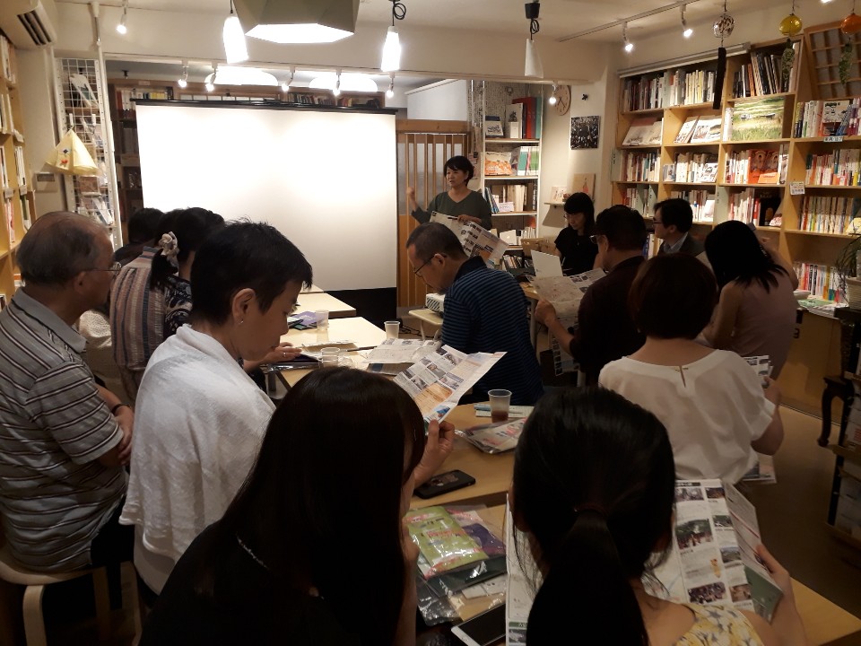 일본 진보초에 있는 문학 카페 ‘책거리’에서 일본 독자들과 만난 날(2019년 8월 16일 촬영). '문학으로 이야기하는 대구와 대구의 일본인들' 강의를 듣기 위해 책거리에 모인 일본 독자들이다.