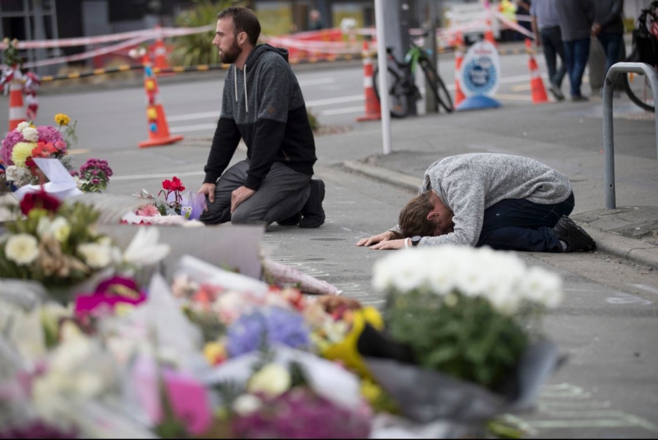 2019년 3월 19일 뉴질랜드 크라이스트처치의 린우드 모스크 앞에서 나흘 전 벌어진 총격사건의 희생자를 애도하고 있는 시민들. 사진=AP/연합