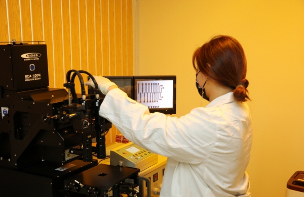 가천대 IT융합대학에 위치한 가천반도체첨단연구소에서 연구원들이 반도체 연구를 하고 있다.