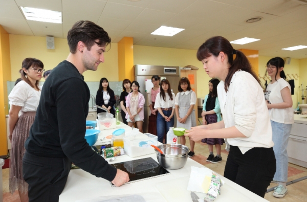 일본 사가이여대 학생들이 지난 2019년 대구경북영어마을에서 요리 영어프로그램에 나선 모습