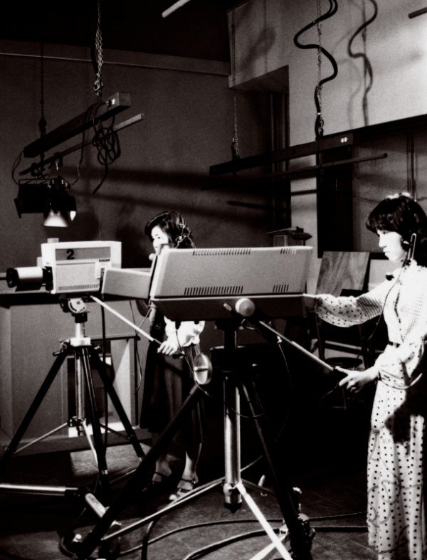 1970년대 개국한 이화여대 교육방송국 EBS에서 방송제작 중인 학생들
