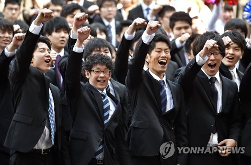 2018년 구직 단합대회에서 구호를 외치는 일본의 대학생들. 사진=EPA/연합