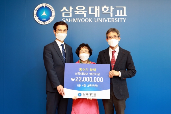 (오른쪽부터) 홍수기 화백, 아내 강옥화 씨, 김일목 총장. 사진=삼육대