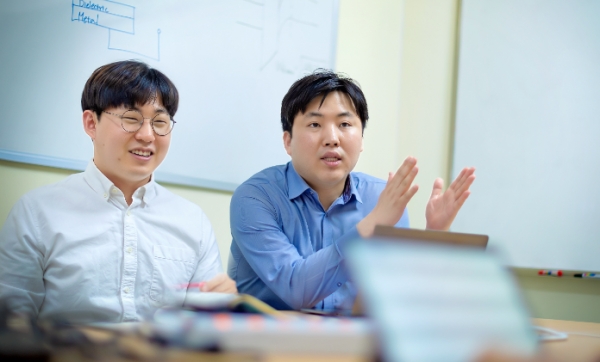 사진은 왼쪽부터 윤종현 학생, 김대원 교수