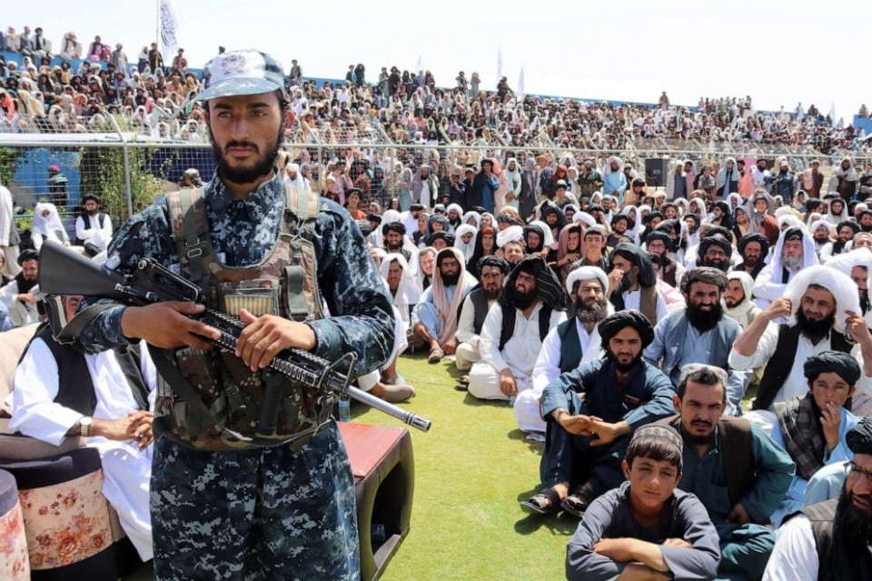 지난 1일 아프가니스탄 칸다하르에 모여든 탈레반 지지자들.  탈레반은 8월 31일 아프간 주둔 미군이 물러난 직후 완전 독립을 선포했다. 사진=EPA/연합