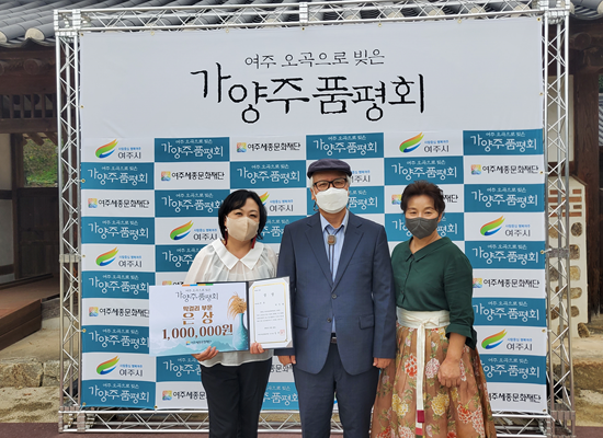 (왼쪽부터) 수상자 박인희, 여주세종문화재단 이사장 김진오, (주) 추연당 대표 이숙