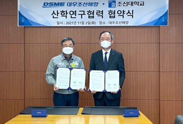 ▲(왼쪽부터) 대우조선해양 이성근 사장, 조선대학교 민영돈 총장