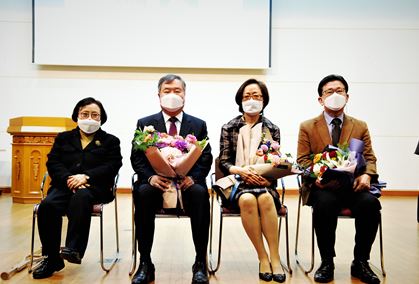 왼쪽부터 채은하 총장, 구춘서 교수와 아내, 최동규 교수