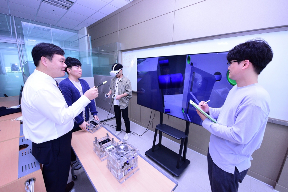 영진전문대 AI융합기계계열 학생들이 VR을 활용한 3차원 금형설계 실습을 하고 있다. 사진=영진전문대