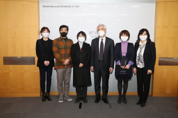 김대진 한국예술종합학교 총장(오른쪽부터 세 번째)은 3월 7일 연극원장, 전통예술원장 등 총 21개 직위에 대한 보직 교수 임명장을 수여했다.