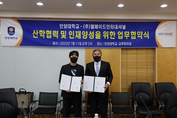 왼쪽부터 ㈜웰메이드인터내셔널 박병훈 대표, 안양대학교 박노준 총장