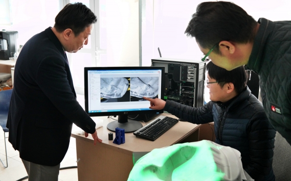 ㈜공성 개발진과 영진전문대 연구원이 3D스캐너를 이용해 제품 개발을 협의하는 모습