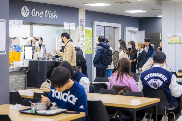 천원의 아침밥 사업은 경희대 양 캠퍼스에서 동시에 진행되며, 하루 100명 선착순으로 제공된다. 사진 설명 서울캠퍼스 푸른솔 학생 식당에서 학생들이 식사하는 모습.