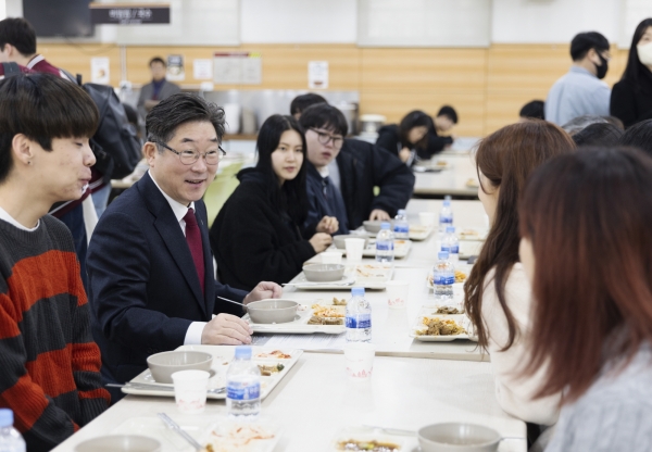 김동원 고려대 총장이 학생들과 함께 식사를 하며 대화를 나누고 있다.