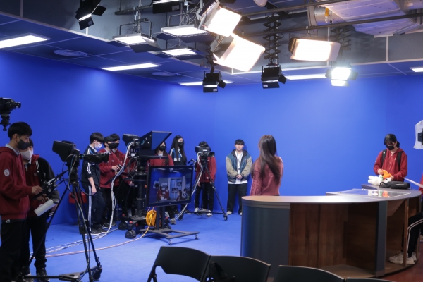청주대학교가 세종시 두루중학교 학생들을 초청해 진로체험 프로그램을 진행한 가운데, 자체 방송국인 CJN 국장 이채연(3학년)양이 25명의 학생들에게 스튜디오에 대한 설명을 진행하는 모습.