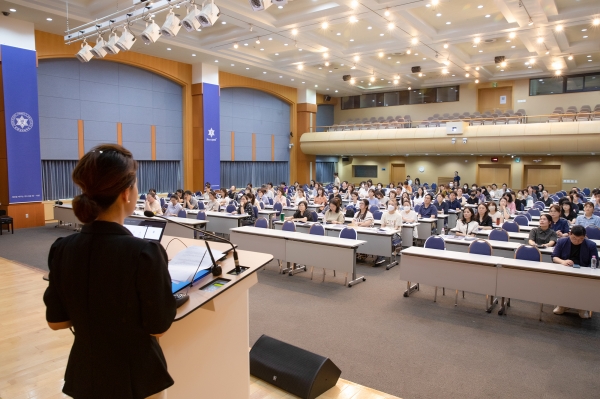8월 2일(수) 서울 용산구 숙명여자대학교 백주년기념관에서 열린 ‘2023 학부모 진학콘서트’에 참여한 학부모들이 귀 기울여 강연을 듣고 있다.
