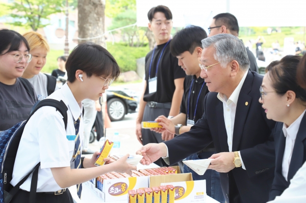 김윤배 청주대학교 총장이 5일 중앙도서관 앞 중문에서 학생자치기구 및 단과대학 학생회 간부들과 함께 개학을 맞은 학생들에게 간식을 나눠주고 있다.