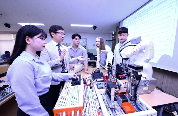 AI융합기계계열 학생들이 AI(지능형)로봇자동화 실습에 참여한 모습