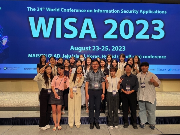 성신여대 CSE Lab 대학원생 및 학부생들이 제주도에서 열린 ‘WISA 2023’에서 수상 기념 사진을 촬영하고 있다.
