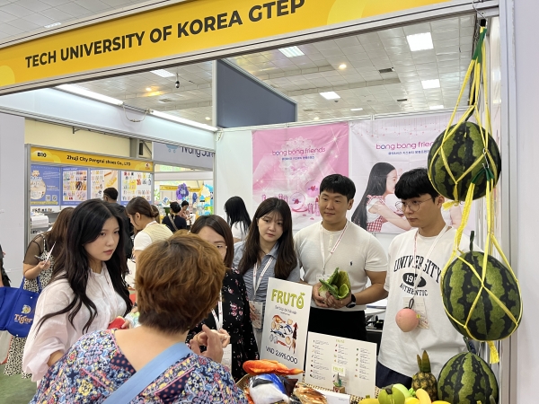 2023 베트남 국제 베이비&키즈페어에서 제품 홍보 중인 한국공대 학생들