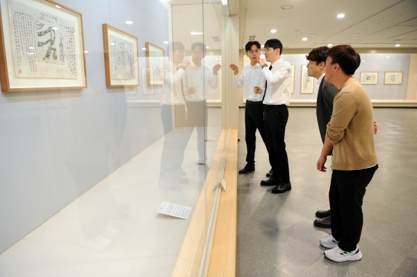 계명대 행소박물관에서 근원 김양동 기증 작품전을 10월 18일(수)부터 11월 18일(토)까지 개최한다.