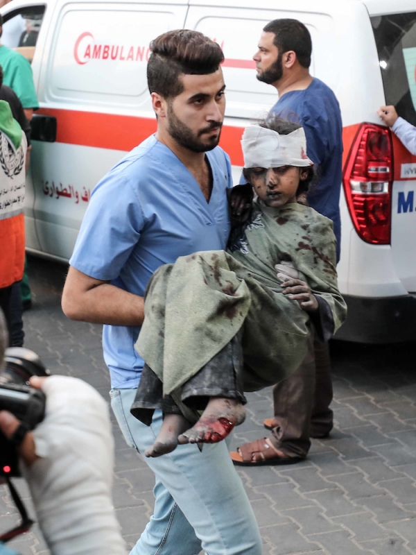10월 11일 이스라엘의 공습 이후 의료진이 부상당한 팔레스타인 어린이를 가자시티의 알 시파 병원으로 이송하고 있다. 사진=위키피디아