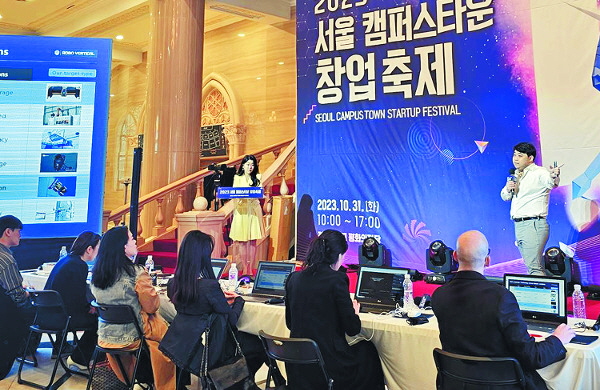 서울캠퍼스타운 창업축제 영어IR 피칭대회에서 최우수상을 받은 이정훈 대표가 발표하는 모습