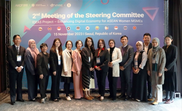 숙명여대 아태여성정보통신원이 11월 15일(수) 개최한 한-아세안 협력사업 운영위원회 회의 참석자들이 사진 촬영을 하고 있다.