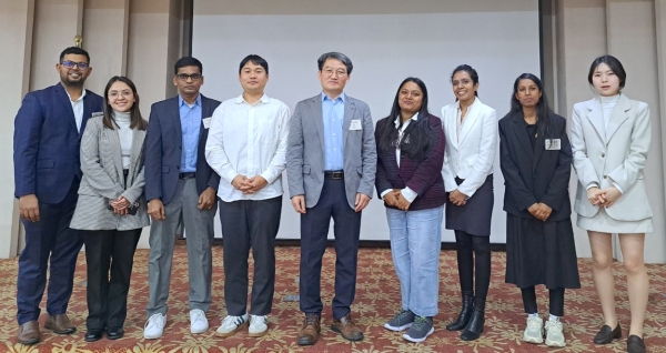 연구팀 단체사진_본 연구의 책임자인 홍용근 교수(가운데), 제1저자로 참여한 라제시 박사(Dr. Rajesh, 왼쪽에서 세번째)