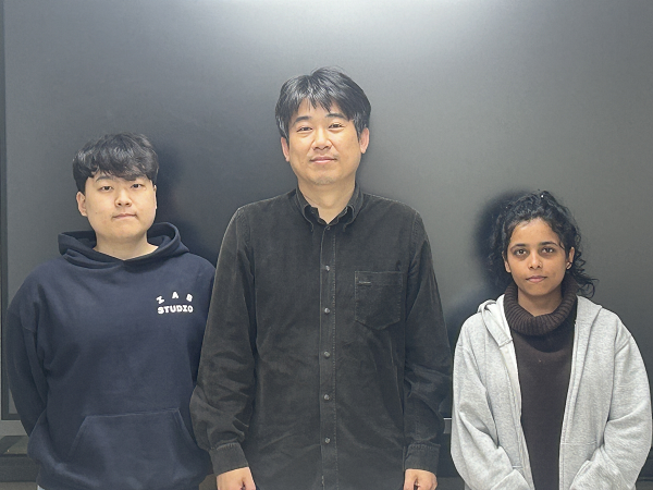 (좌측부터) 석사 과정 김명현, 하태준 교수, 석박사 통합과정 박상준