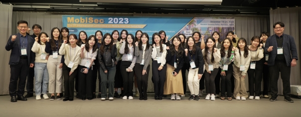 12월 19일부터 3박 4일간 일본 오키나와에서 개최된 국제학술대회 ‘MobiSec 2023’에서 성신여대 융합보안공학과, 미래융합기술공학과 연구팀이 기념 사진을 촬영하고 있다.