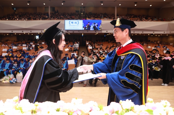 김일목(오른쪽) 총장이 졸업생에게 학위기를 전달하고 있다.