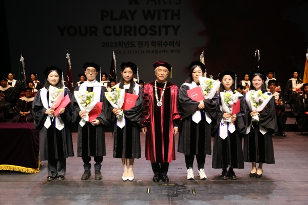 2023학년도 전기 학위수여식-김대진 총장과 졸업생 수상자