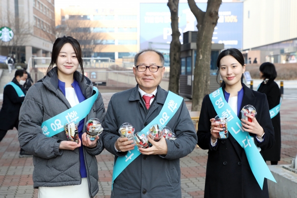 영남이공대학교(총장 이재용)가 2024학년도 신입생들의 첫등교를 축하하는 환영 행사를 개최했다.
