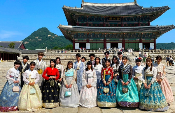 영진전문대가 지난해 개설한 ‘2023 한일 공동 고등교육 교류사업’에 참가한 일본 대학생들이 경복궁을 찾아 한국 문화체험을 하는 모습.